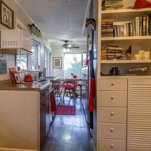 Réfrigérateur, micro-ondes, plaque de cuisson, cafetière/bouilloire