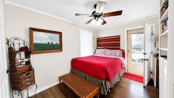 1 bedroom, desk, iron/ironing board, WiFi