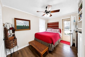 1 bedroom, desk, iron/ironing board, WiFi