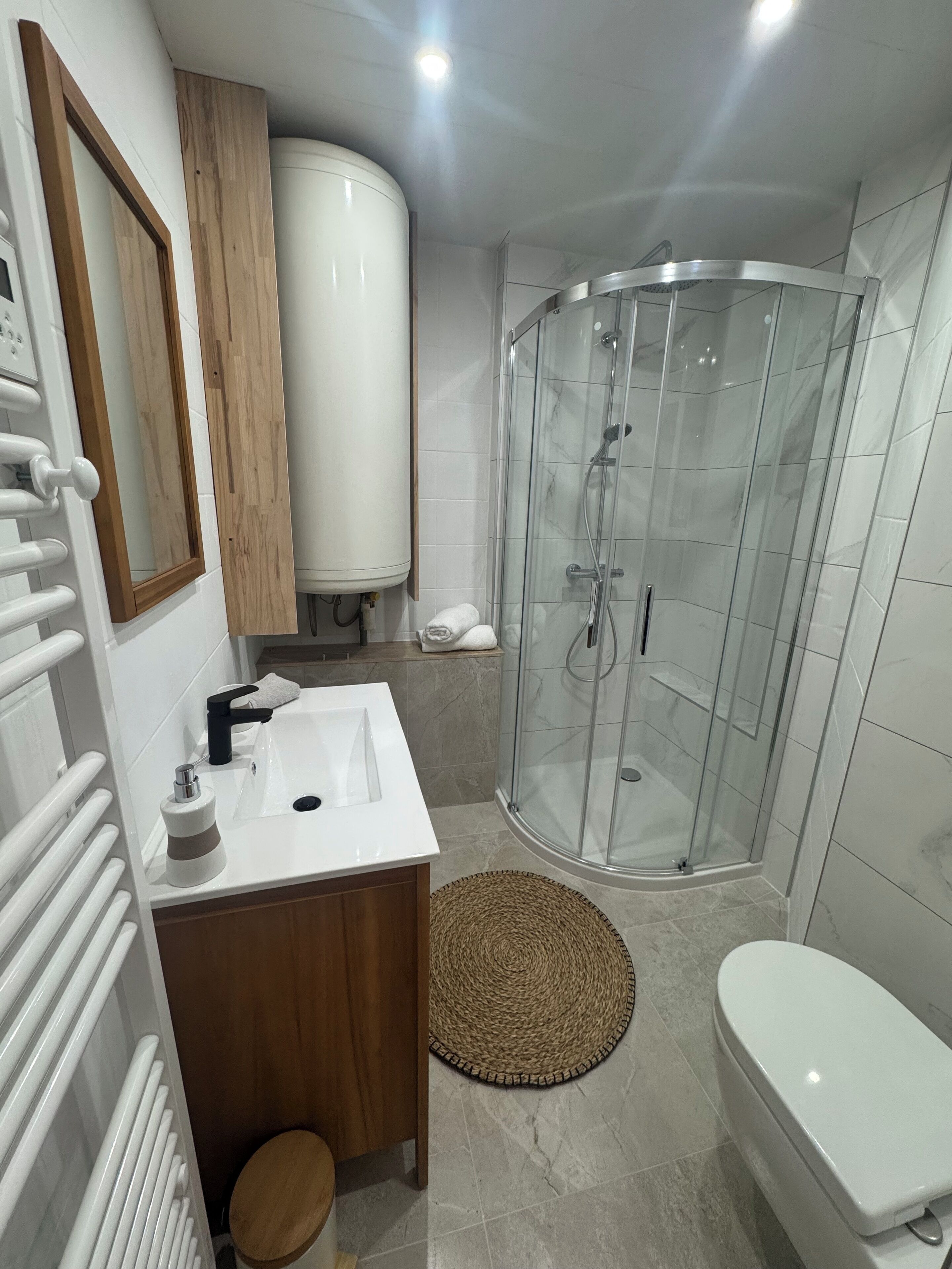 Ducha, bañera de hidromasaje, secador de pelo y toallas