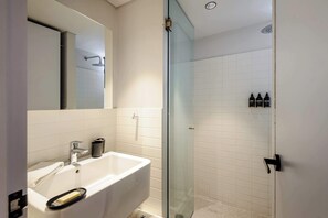 Shower, hair dryer, towels - w* | Awesome 2BR in Roma Norte (Ciudad de México)