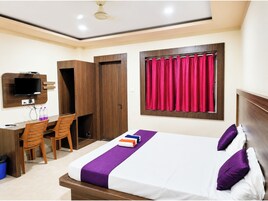 Hypo-allergenic bedding, desk, soundproofing, free WiFi