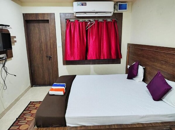 Hypo-allergenic bedding, desk, soundproofing, free WiFi