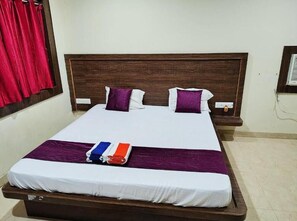 Hypo-allergenic bedding, desk, soundproofing, free WiFi