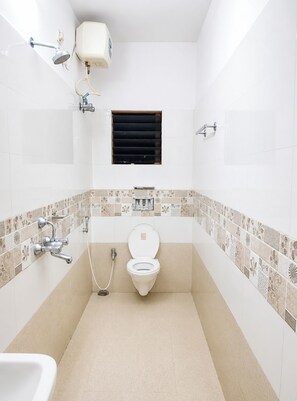 Shower, rainfall showerhead, slippers, towels - Hotel Sea Queen Puri (Puri)