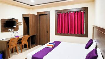Hypo-allergenic bedding, desk, soundproofing, free WiFi