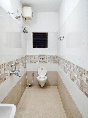 تجهيزات دش، دُش غزير، خف للقدمين، مناشف