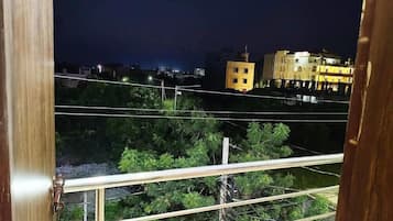 Ropa de cama hipoalergénica, escritorio, insonorización y wifi gratis