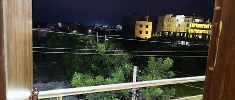 Hypo-allergenic bedding, desk, soundproofing, free WiFi