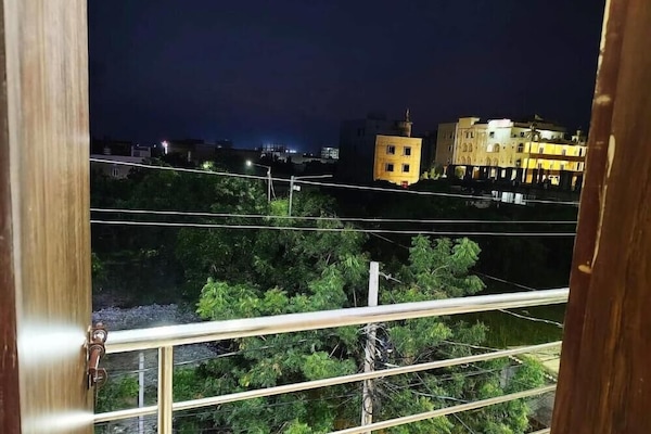 Seprai antialergi, meja kerja, kedap suara, dan Wi-Fi gratis