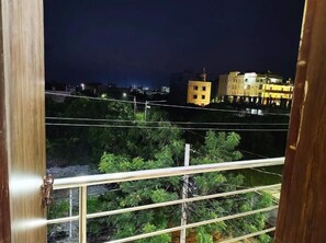 Hypo-allergenic bedding, desk, soundproofing, free WiFi