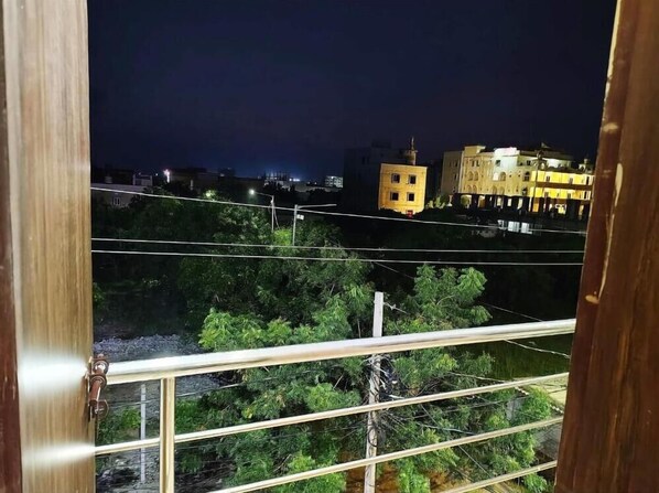 Hypo-allergenic bedding, desk, soundproofing, free WiFi