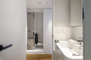 Shower, hair dryer, towels - w* | Radiant 2BR in Roma Norte (Ciudad de México)