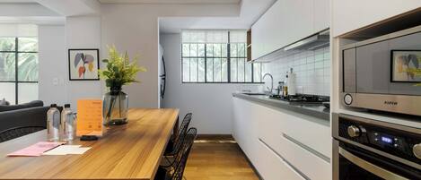 Réfrigérateur, micro-ondes, four, plaque de cuisson