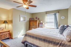 4 bedrooms, desk, iron/ironing board, travel cot - Work & Relax! Spacious Ontario Home w/ Pool (Ontario)