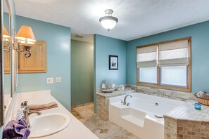 Towels - Work & Relax! Spacious Ontario Home w/ Pool (Ontario)