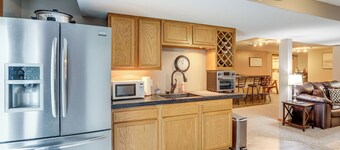 Work & Relax! Spacious Ontario Home w/ Pool