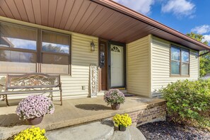 Exterior - Work & Relax! Spacious Ontario Home w/ Pool (Ontario)