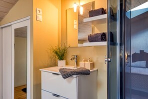 Dusj, hårføner og håndklær