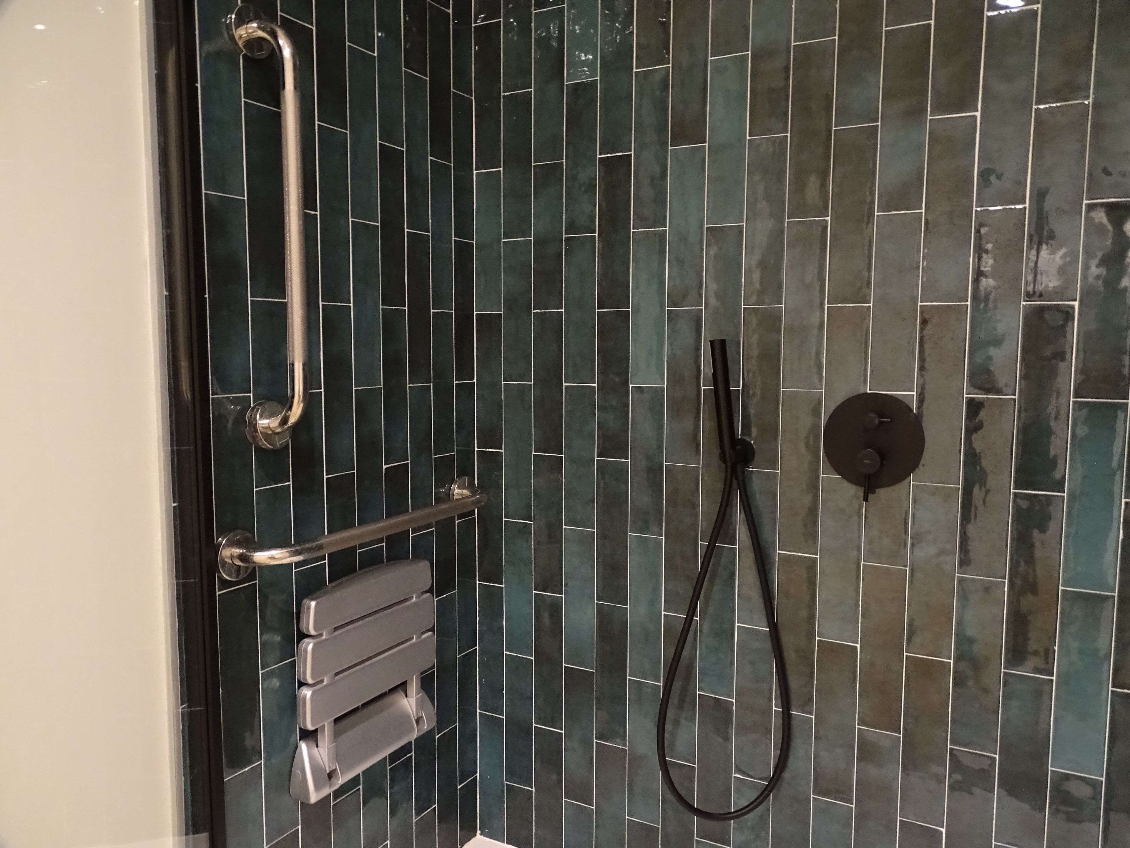 Doccia, asciugacapelli, asciugamani, sapone