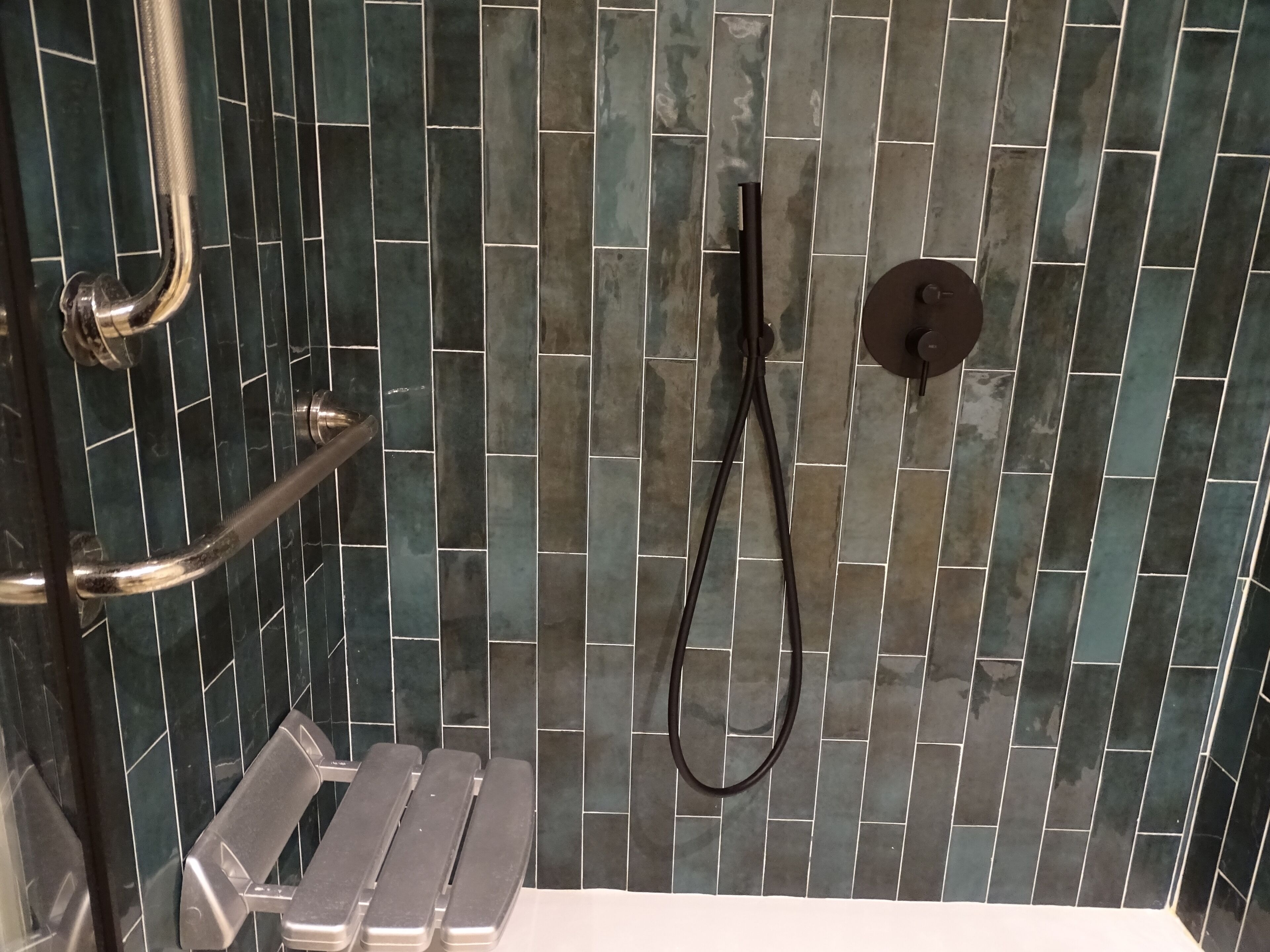 Een douche, een haardroger, handdoeken, zeep