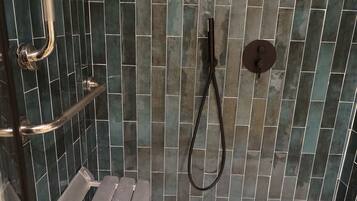 Een douche, een haardroger, handdoeken, zeep