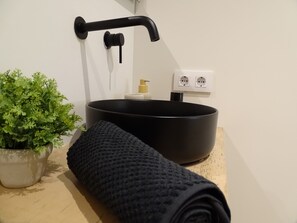 Douche, sèche-cheveux, serviettes fournies, savon