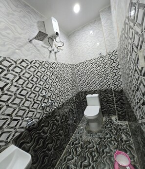 Deluxe Triple Room | Bathroom | Shower, rainfall showerhead, bidet, towels - Rudra PGH - just near Temple & Ghats (Varanasi)
