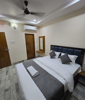 Desk, laptop workspace, free WiFi - Rudra PGH - just near Temple & Ghats (Varanasi)