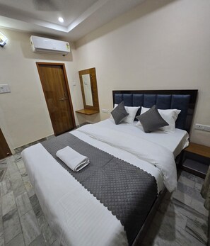 Desk, laptop workspace, free WiFi - Rudra PGH - just near Temple & Ghats (Varanasi)