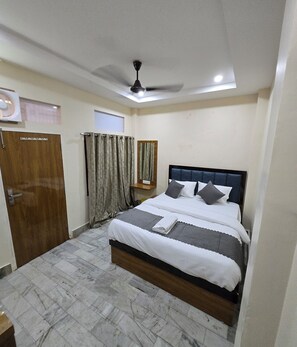 Desk, laptop workspace, free WiFi - Rudra PGH - just near Temple & Ghats (Varanasi)