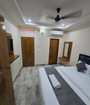 Desk, laptop workspace, free WiFi - Rudra PGH - just near Temple & Ghats (Varanasi)