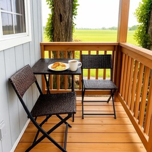 Outdoor dining - Wonderful Cabin with Fire Pit and Barbecue in Lynden, Washington (Lynden)