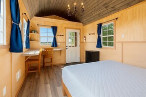 1 bedroom, desk, WiFi, bed sheets - Wonderful Cabin with Fire Pit and Barbecue in Lynden, Washington (Lynden)