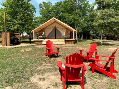 Tranquil Lakefront Glamping Safari Tent with Scenic Views near Bastrop, Texas