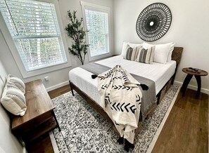 2 bedrooms, WiFi, bed sheets - Lofted Tiny Retreat with Private Lake Dock and Spa in Tennessee (Tracy City)