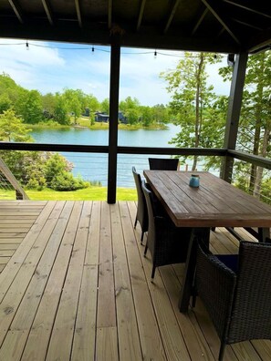 Outdoor dining - Lofted Tiny Retreat with Private Lake Dock and Spa in Tennessee (Tracy City)