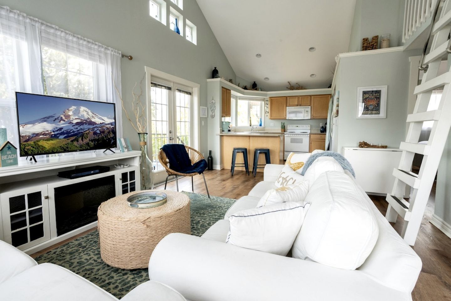 TV, fireplace