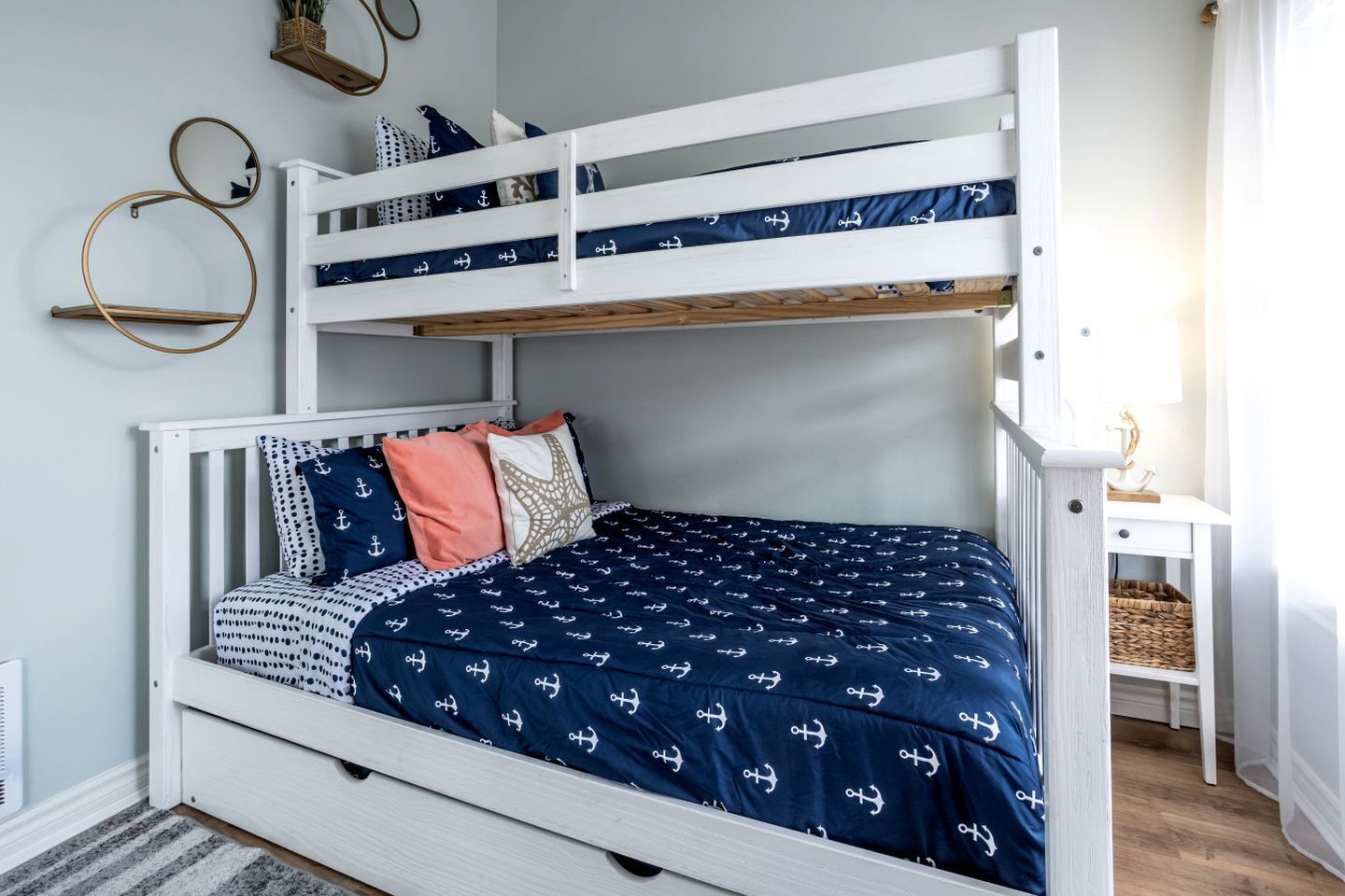 Tabla de planchar con plancha, wifi y ropa de cama 