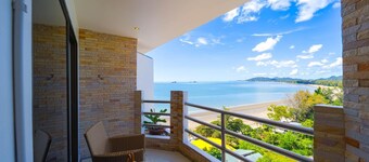 Beachfront Studio Condo-Seaview BW1