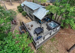 Outdoor dining - Gorgeous Cabin with Hot-tub and Games in Monteagle, Tennessee (Monteagle)