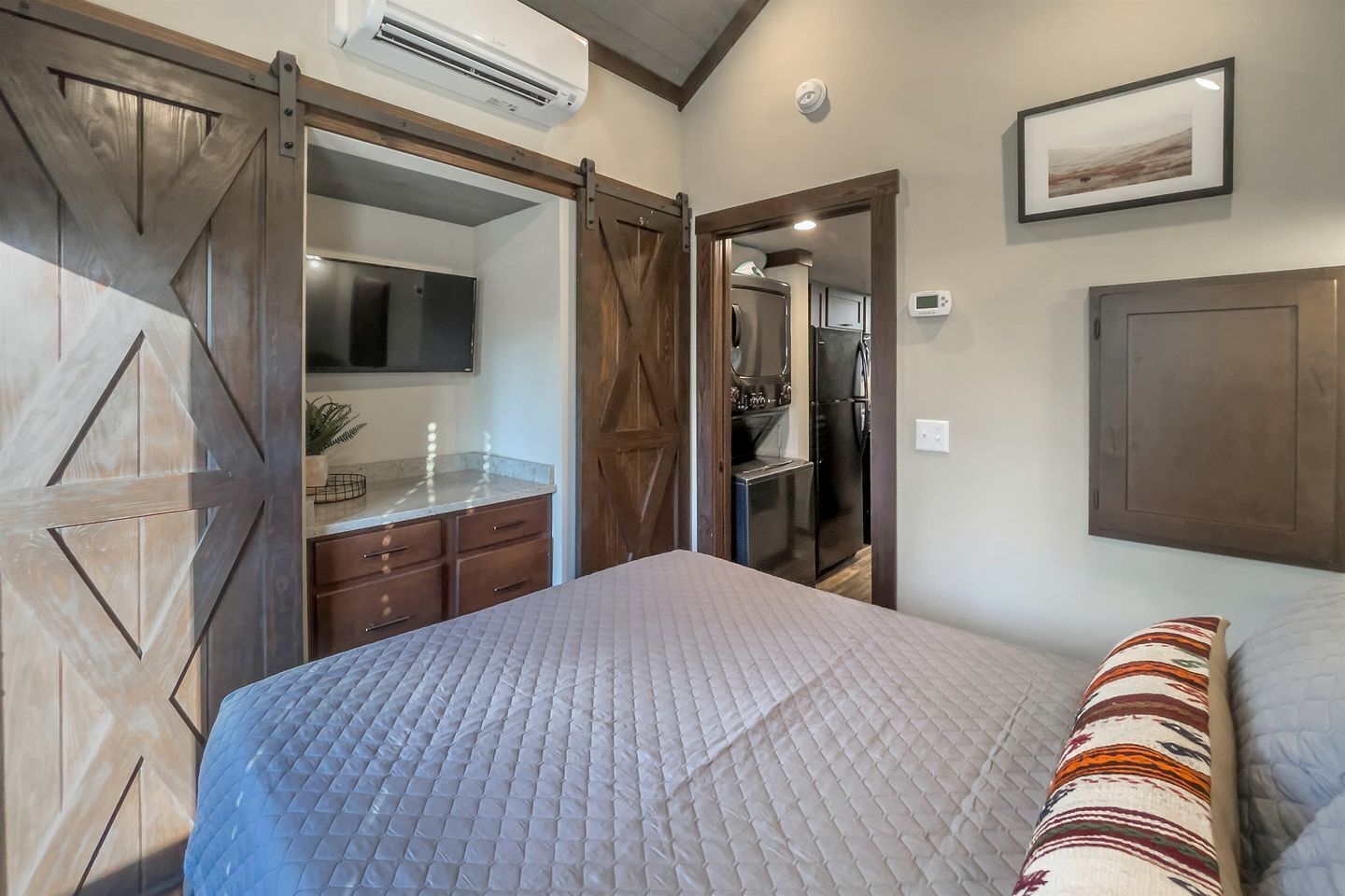 1 bedroom, desk, WiFi, bed sheets