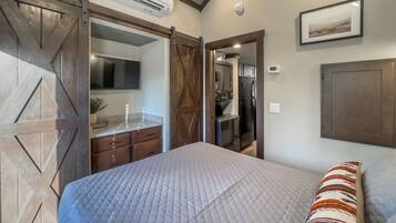 1 bedroom, desk, WiFi, bed sheets