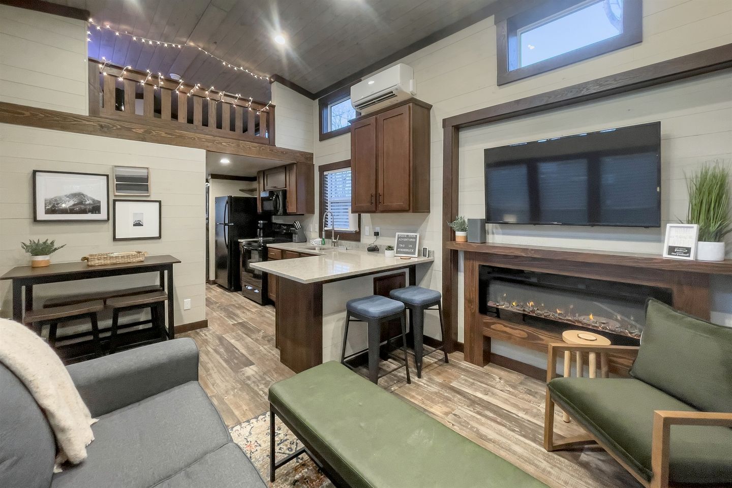 TV, fireplace