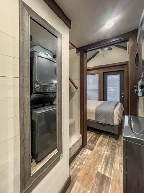 1 bedroom, desk, WiFi, bed sheets - Gorgeous Cabin with Hot-tub and Games in Monteagle, Tennessee (Monteagle)