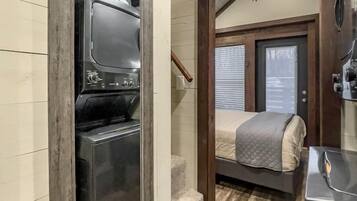 1 bedroom, desk, WiFi, bed sheets