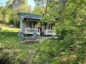 Terrace/patio - Charming and Secluded Cottage Overlooking a Woodland Pond, near Helen, Georgia (Blairsville)