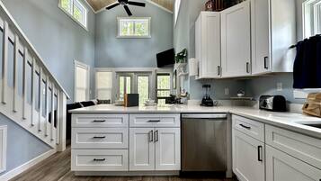 Coffee/tea maker, fridge, microwave, oven