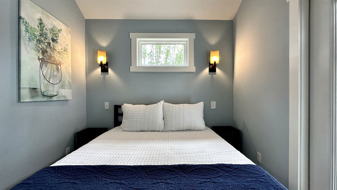 1 bedroom, desk, WiFi, bed sheets