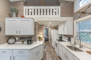 Coffee/tea maker, fridge, microwave, oven - Tranquil Cabin with Fire Pit and Panoramic Lake Views in Tennessee (Tracy City)